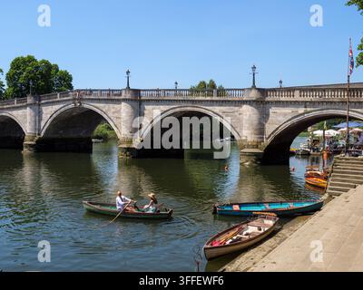 Ruderbootverleih neben der Richmond Bridge am Fluss Thames in London, UK Stockfoto