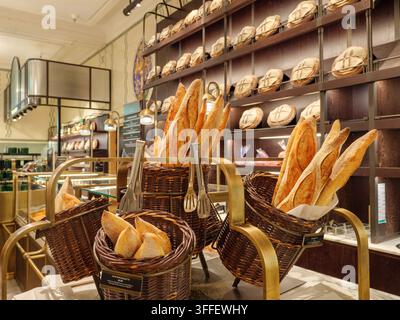 Baguette-Brot in der Bäckerei der Harrods Food Hall, London, UK Stockfoto