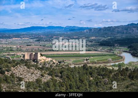 Blick auf das weite, fruchtbare Tal des Ebro und die Templerburg aus dem 12. Jahrhundert in Miravet in der Provinz Tarragona, Katalonien, Spanien Stockfoto