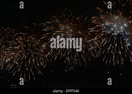 New York, NY, USA - 4. Jul 2024: Nahaufnahme von Feuerwerkskörpern Stockfoto