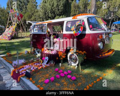 Los Angeles, CA USA, 28. Oktober 2023. Vintage-Camper umgewandelt in einen aufwendigen Dia de los Muertos-Altar Stockfoto