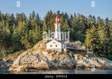Panoramatische Ansicht des historischen Point Atkinson Leuchtturms, eingebettet in einem üppigen Kiefernwald an der felsigen Küste des Lighthouse Parks in West Vancouver, Briti Stockfoto