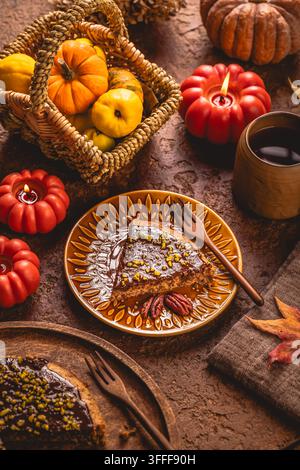 Köstliche Scheibe Schokoladen-Nusskuchen mit Pekannüssen und Pistazien auf einem festlichen Tisch Stockfoto