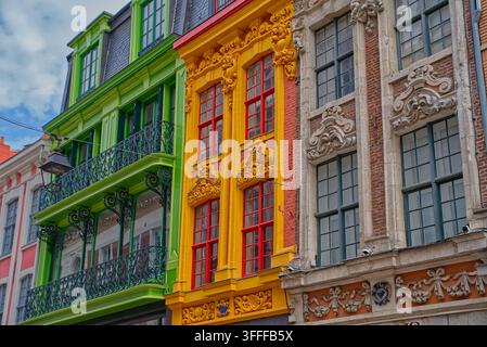 Farbenfrohe historische Gebäudefassaden mit kunstvoller flämischer Architektur und lebhaften gemalten Details in Lille, Frankreich. Stockfoto