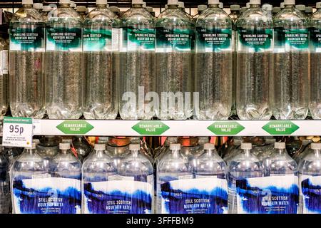London, UK, 08. September 2026, Marks And Spencer Supermarkt, Auslage mit sprudelndem und stillem natürlich gefiltertem Wasser in Flaschen mit Preisschild Stockfoto