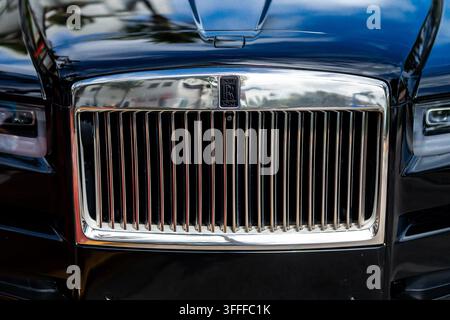 April 2025. Miami. Rollt Royce Luxusauto. Phantom Rolls Royce auf der Straße. Exklusives Luxusauto. Rollt Royce V12-Motor. Klassische Rollen Stockfoto