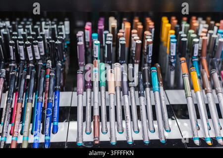 Bunte Stifte und Marker in einem Präsentationsregal angeordnet Stockfoto