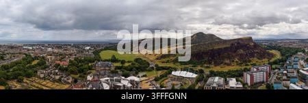 Arthurs Sitz und Edinburgh aus der Vogelperspektive in Panoramafassung Stockfoto
