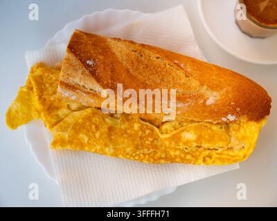 Appetitliches Sandwich mit Eieromelett auf dem Teller zum Frühstück serviert Stockfoto