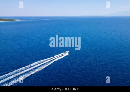Aus der Vogelperspektive eines Schnellbootes, das sich der Insel Silba in Kroatien über die tiefblaue Adria nähert. Malerische Mittelmeerküste, türkis Stockfoto