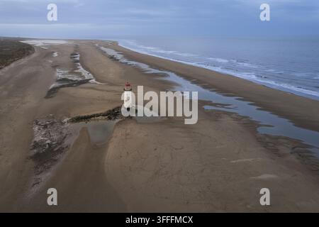 Talacre, Wales, Vereinigtes Königreich - 25. Februar 2022: Luftaufnahme des historischen Leuchtturms Point of Ayr auf der sandigen Fläche von Talacre Beach bei Ebbe Stockfoto