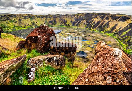 Scenische Aussicht hinab in den dramatischen Orongo-Vulkankrater auf der Osterinsel, Chile, mit einem üppigen Feuchtgebiet innerhalb der Caldera. Stockfoto