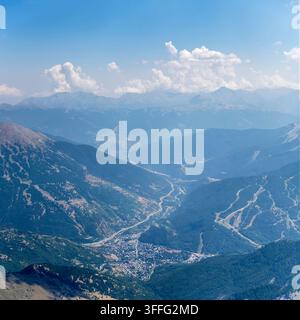 Luftbildlandschaft mit der historischen Stadt Bardonecchia und ihrem Talblick von Norden, aufgenommen von einem Gleitschirmflugzeug im hellen Sommerlicht, Piemont, Italien Stockfoto
