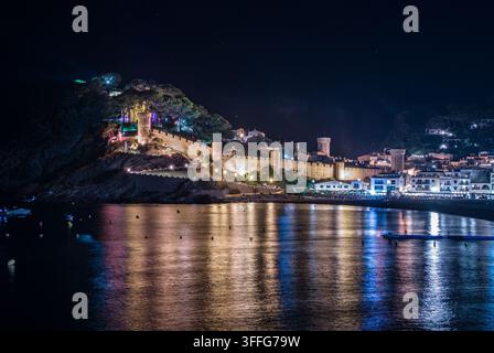 Beleuchtetes Schloss Tossa de Mar an der Costa Brava bei Nacht Stockfoto