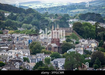 Erhöhte Ansicht über Totnes, Devon, mit St. Mary's Kirche und Totnes Castle, umgeben von der hügeligen Landschaft von South Devon. Stockfoto
