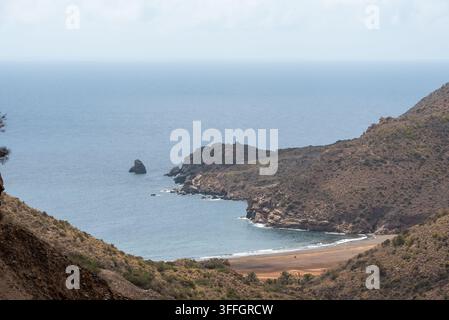 El Gorguel Beach am Mittelmeer, gesehen von hoch oben in den Portman Hills in der Region Murcia, Spanien. Sierra Minera-Gebirgszug Stockfoto