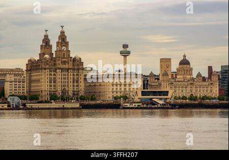 23. Mai 2026 Die Ufergegend der Stadt Liverpool mit den ikonischen Three Graces-Gebäuden, die einen wesentlichen Teil des Erbes von Liverpool bilden. Gelegen an der Stockfoto