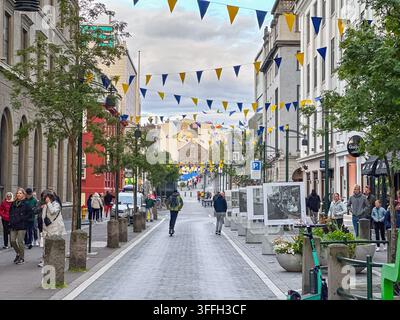 Reykjavik, Island - 21. August 2024: Menschen in einer der Hauptstraßen im Einkaufszentrum in Reykjavik. Stockfoto