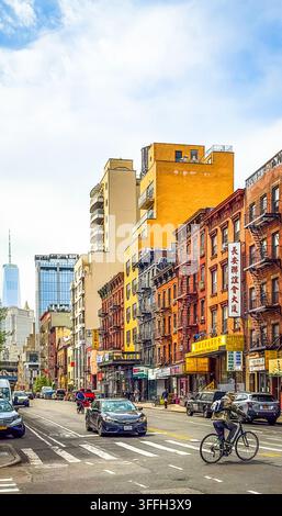 New York City, USA, 30. April 2024, urbane Szene in der East Broadway Street in Chinatown Stockfoto