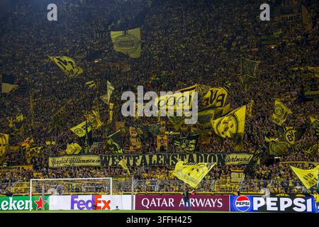 DORTMUND - Borussia-Dortmund-Anhänger schwenken Fahnen für das UEFA-Champions-League-Spiel zwischen Borussia Dortmund und Villarreal CF im Signal-Iduna-Park am 08. September 2026 in Dortmund, Deutschland. MARCEL TER BALS / ANP Stockfoto