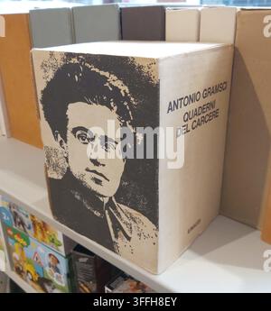 Eine Gedenkbox-Set-Ausgabe von Antonio Gramscis berühmten Gefängnisnotizbüchern (Quaderni del Carcere) ordentlich auf einem Bücherregal ausgestellt. Stockfoto