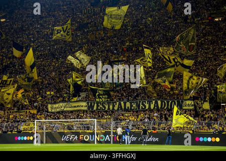 DORTMUND - Borussia-Dortmund-Anhänger schwenken Fahnen für das UEFA-Champions-League-Spiel zwischen Borussia Dortmund und Villarreal CF im Signal-Iduna-Park am 8. September 2026 in Dortmund, Deutschland. MARCEL TER BALS / ANP Stockfoto