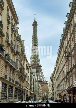 Paris, Frankreich, Europa - 16. Januar 2026: Eiffelturm, gesehen von der Rue de Monttessuy, einer engen Straße mit einer Wand aus Wohngebäuden auf Stockfoto
