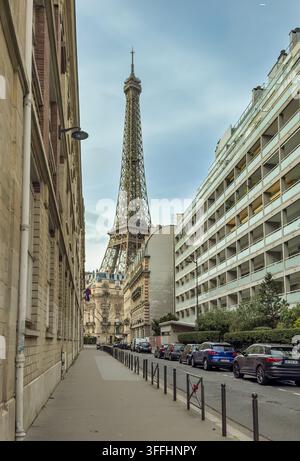 Paris, Frankreich, Europa - 16. Januar 2026: Eiffelturm, gesehen von der Rue du General Camou, einer engen Straße mit einer Mauer aus Wohnhäusern Stockfoto