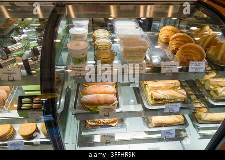 Im Herzen von Yountville bietet die Bouchon Bakery eine verlockende Auswahl an klassischen französischen Backwaren, herzhaften Sandwiches und saisonalen Suppen. Die Stockfoto