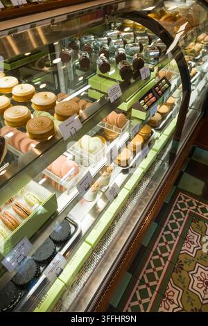 Die Bouchon Bakery in Yountville, Napa County, Kalifornien, ist ein gefeiertes Etablissement, das für seine exquisiten Backwaren und Desserts bekannt ist. Die Auslage Stockfoto