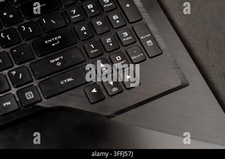 Dunkle Tastatur mit sauberen, scharfen Tasten. Minimalistisches Design unterstreicht moderne Technologie. Stockfoto