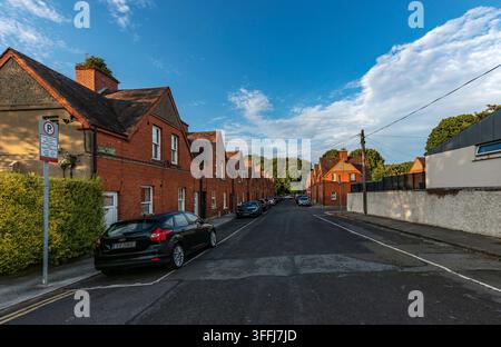 Home Villas, edwardianische rote Backstein-Handwerkerhäuser, erbaut um 1912 für Pembroke Estate-Arbeiter, in Donnybrook, Dublin 4, Irland, an einem klaren Abend Stockfoto