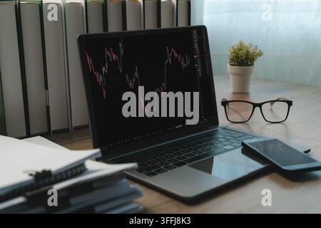Investor analysiert Aktienchart Laptop-Analyse-Grafik Aktienmarkt-Handel Kerzenstockcharts, Finanzmarktanalyse, Handelsforschung und d Stockfoto