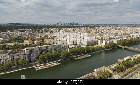 PARIS, FRANKREICH - 1. SEPTEMBER 2026 - Luftaufnahme von Paris zeigt die Seine, Stadtgebäude und den entfernten Geschäftsbezirk La Défense Stockfoto