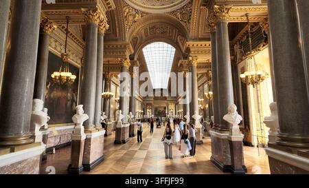 PARIS, FRANKREICH - 1. SEPTEMBER 2026 - Besucher erkunden den prächtigen Saal der Schlachten im historischen Schloss Versailles Stockfoto