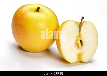 Ein ganzer gelb-roter Orinapfel mit kleinem Wassertropfen bedeckt und eine weitere Hälfte isoliert auf weißem Hintergrund mit Beschneidungspfad Stockfoto