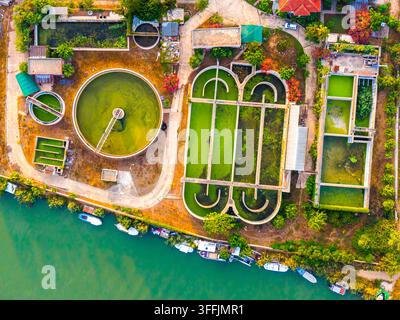 Luftaufnahme der Wasserinfrastruktur am Flussufer neben der Wohnküste Stockfoto