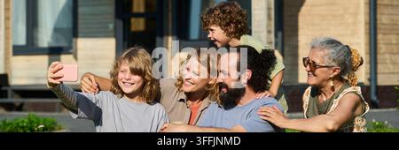 Glückliche multigenerationale Familie macht Selfie im Freien Stockfoto