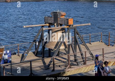 Glocke 9801 an der Moldau in der tschechischen Hauptstadt Prag. Gedenkglocke mit einem Gewicht von 9.801 kg (21.608 lb). Stockfoto