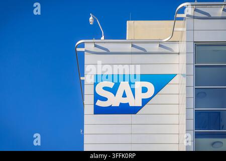 Walldorf, Deutschland - 15. August 2026: Modernes SAP-Firmengebäude mit Logo vor einem klaren blauen Himmel Stockfoto