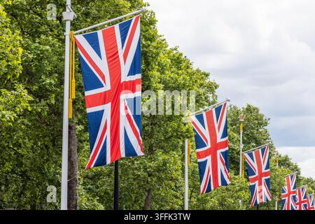 Reihe britischer Flaggen, die entlang der Straße in London hängen Stockfoto