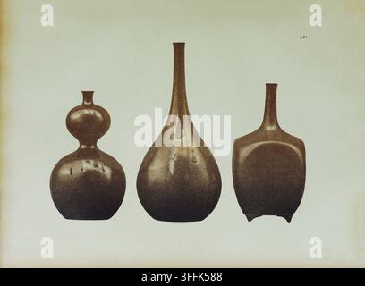 Die Kunst Japans. Drei Flaschen aus Bizen-Keramik. 1889 Diese drei Keramikgefäße verkörpern die rustikale Schönheit und zurückhaltende Eleganz der Bizen-Keramik (Bizen-yaki), einer der ältesten und verehrtesten Töpfertraditionen Japans. Seit mindestens dem 14. Jahrhundert in der Präfektur Okayama hergestellt, zeichnet sich Bizen-Keramik durch ihre unglasierte Oberfläche, warme erdige Töne und durch Holzbrandprozesse entstandene Marken aus. Traditionell wurden sie zur Sake-Lagerung oder als dekorative Blumenvasen im Kontext der Teezeremonie verwendet, diese Formen demonstrieren die Wabi-Sabi-Ästhetik – die Wertschätzung von Unvollkommenheit, Alter und Organischem Stockfoto