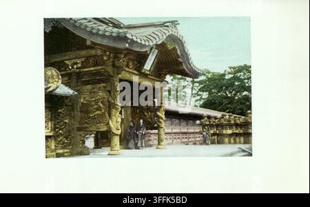 Kunst und Kultur Japans. Tempeltor, Chiba-Park, Tokio. 1904 Dies ist eines der aufwendigsten Tempeltore in Japan. Es wird auf beiden Seiten von Hunderten von steinernen Gedenklaternen flankiert. Diese handgefärbte Fotografie fängt die prächtige Großartigkeit des Tempeltors im Chiba-Park, Tokio, ein – ein architektonisches Wunderwerk, das als einer der aufwendigsten Tempelingänge in Japan bekannt ist. Reich verziert mit kunstvollen Schnitzereien verkörpert das Tor den Reichtum und die spirituelle Symbolik, die mit der religiösen Gestaltung der Edo-Zeit verbunden sind, wo Form und Ornamentik sich vereinen, um die Schwelle zum Heiligen zu erheben. Stockfoto