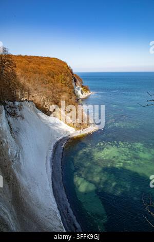 Blick auf die Kreidefelsen von Rügen mit dichtem Wald und der Ostsee in Mecklenburg-Vorpommern, Deutschland. Stockfoto