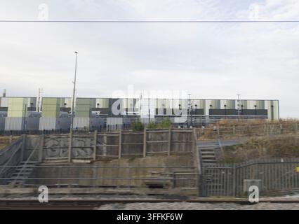 Das Amazon Web Services (AWS)-Rechenzentrumsprojekt westlich von Didcot, Oxfordshire, gesehen von der GWR-Hauptstrecke im September 2026. Stockfoto