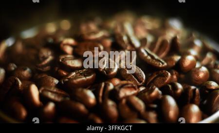 Reicher, texturierter Hintergrund von frisch gerösteten Kaffeebohnen im Nahaufnahme Stockfoto