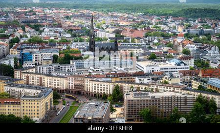 Breite Luftaufnahme über Leipzig in Sachsen, Deutschland, die dichte Wohn- und Gewerbegebiete zeigt, die sich bis zum Horizont erstrecken. Stockfoto