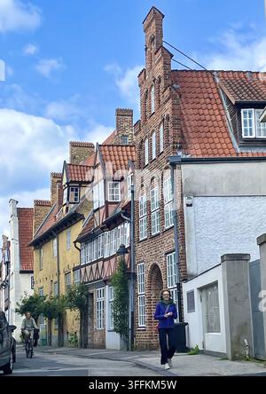 Deutschland: historische Architektur in Lübeck, einer Stadt, die für ihre Hansestadt-Geschichte und Ziegelfassaden bekannt ist. Traditionelle Ziegel-Stufengiebel und Fachwerk Stockfoto