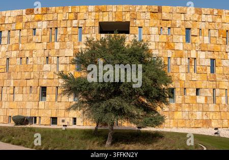 Al Rayyan, Katar - 04. Februar 2026: Weitwinkel-Perspektivansicht der mit goldenem Kalkstein verkleideten Wand der Northwestern University. Stockfoto