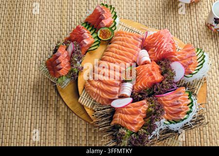 Lachs-Sashimi roher Fisch Frische asiatische Japan-Kost im traditionellen hölzernen Gericht mit natürlichem Strohplatzdeckchen Stockfoto